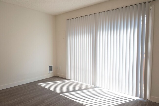 Building Photo - Inviting Irvington Flat with Timeless Appeal!