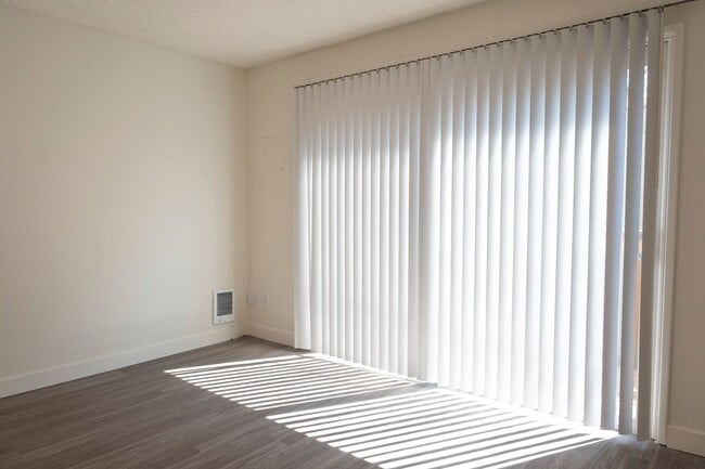 Building Photo - Pet Friendly 1 Bedroom in Classic Style and Charm in Irvington!