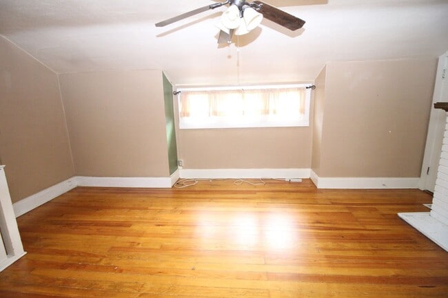 Building Photo - Adorable 3bdrm Downtown Bungalow