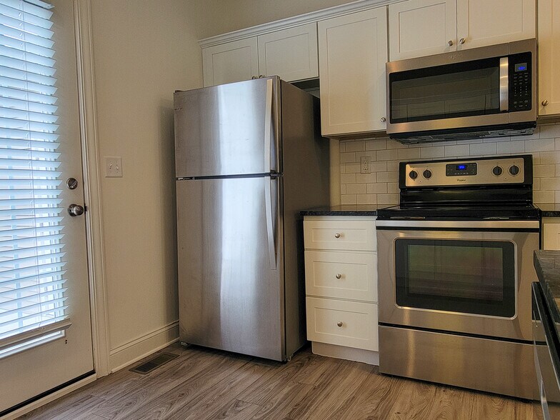 Building Photo - 642 Brentwood Dr