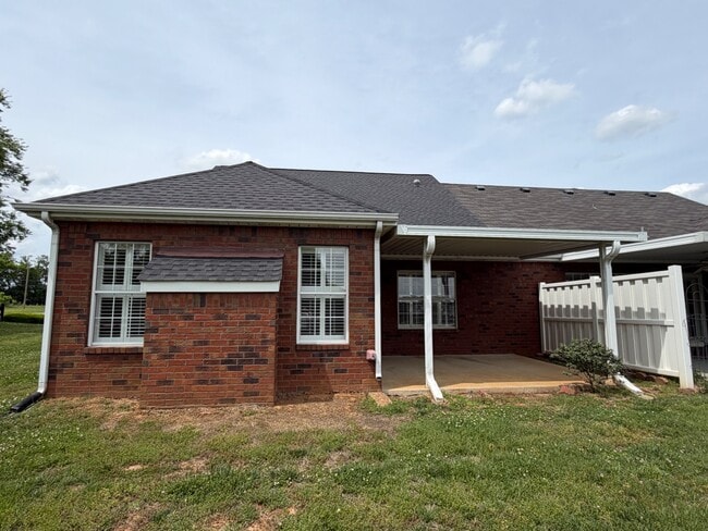 Building Photo - 1702 Thomas Ct