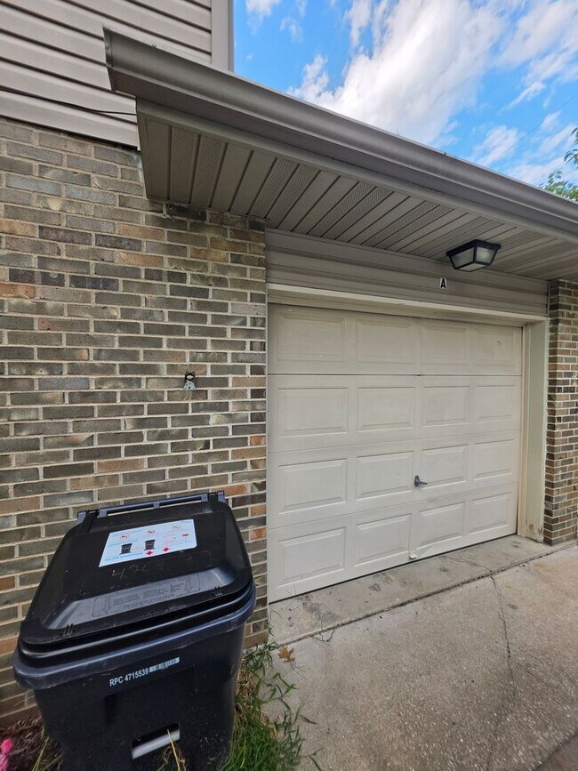 Building Photo - 4209 Defoe Dr