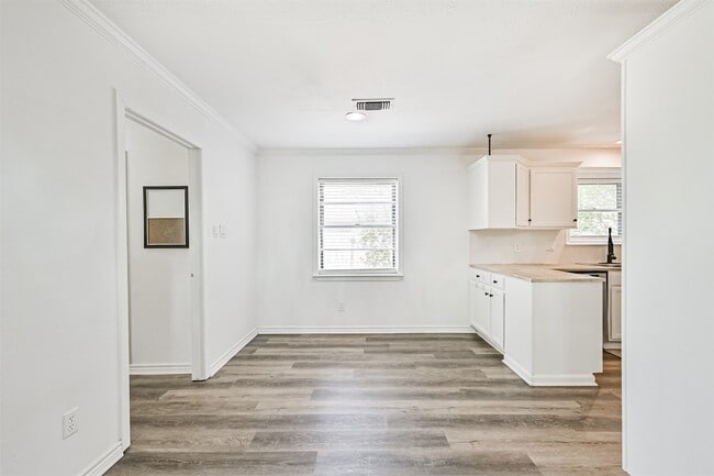 Building Photo - 212 E Castle Harbour Dr