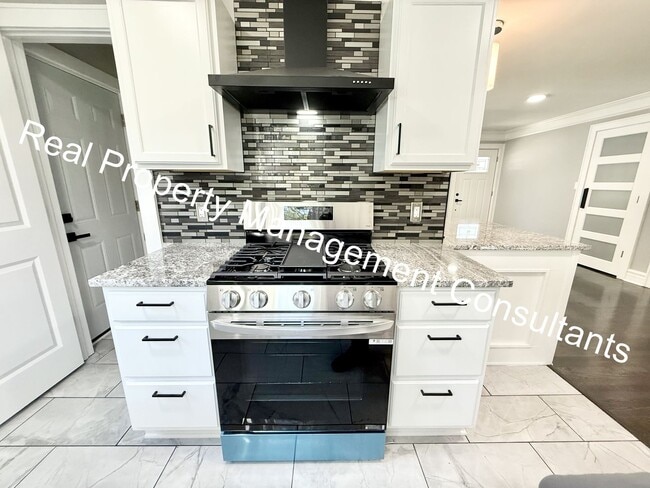 Building Photo - Beautifully Renovated 3-Bedroom, 2-Bath Ho...