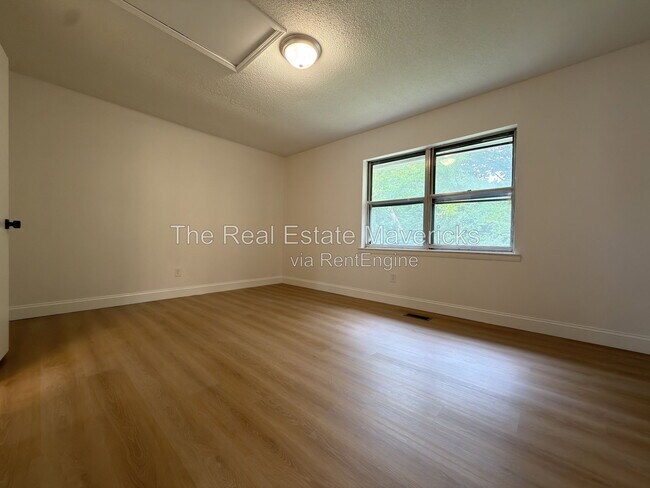 Building Photo - 2318 Green Forest Dr