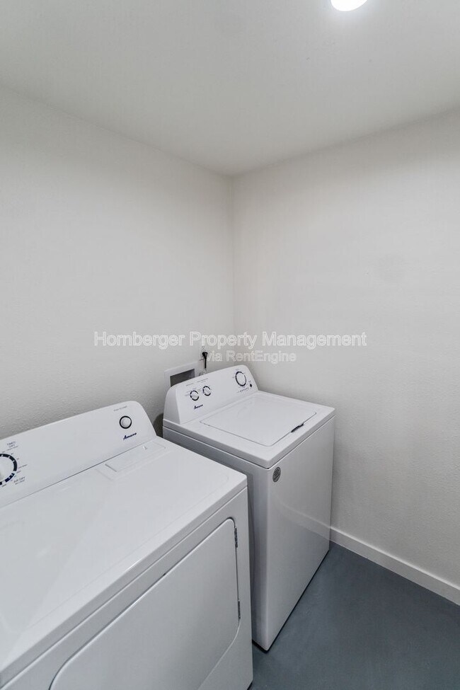 Building Photo - 911 E Bridgeport Ave