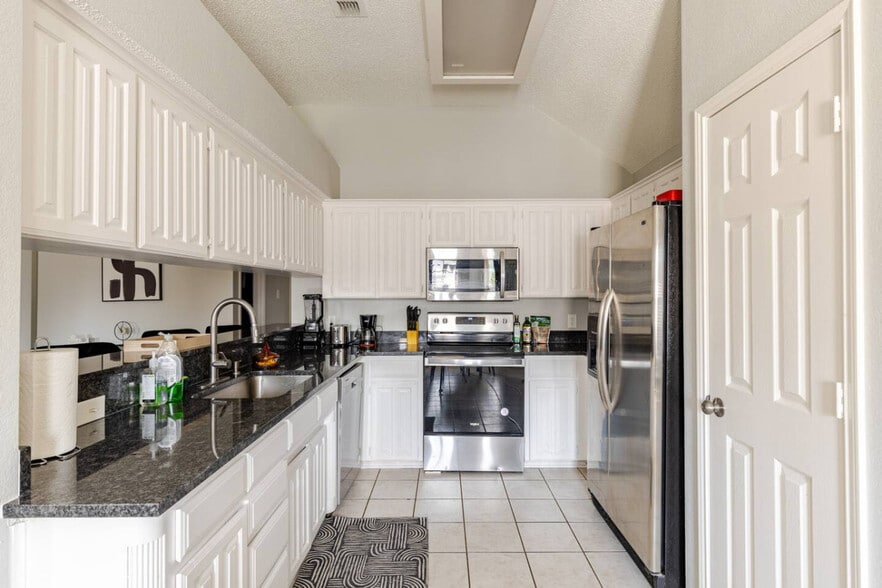 Building Photo - 4808 Tee Dr