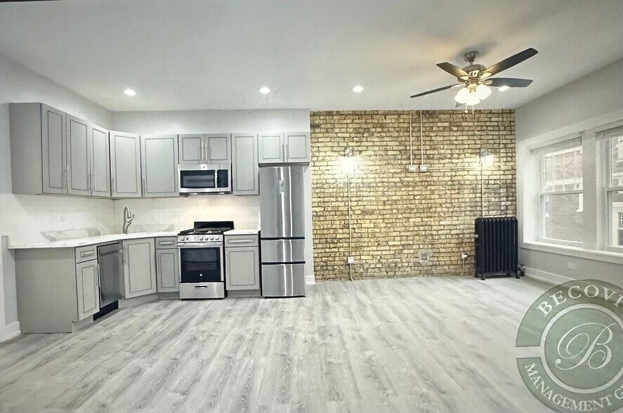 Building Photo - 1058 W Glenlake Ave