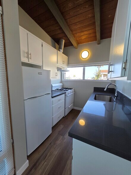 Building Photo - 2026 Hermosa Ave