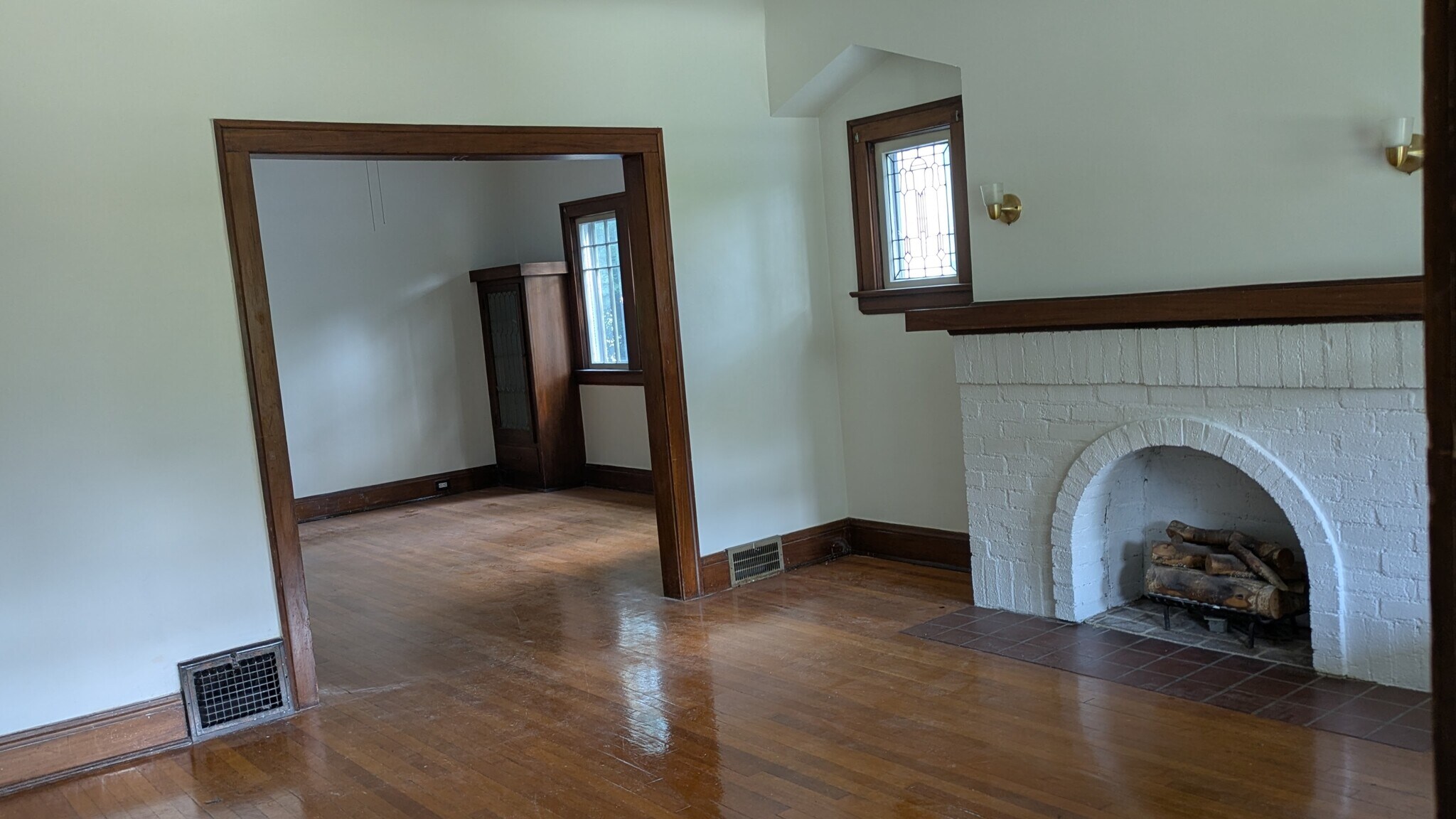 Building Photo - 2438 Woodmere Dr