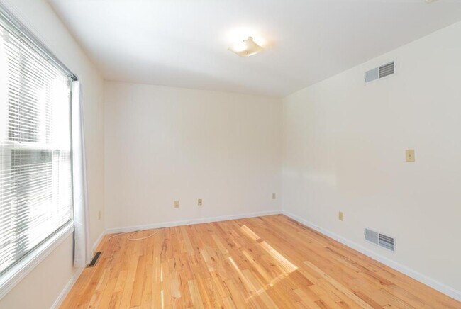 Building Photo - 927 E Lisburn Rd