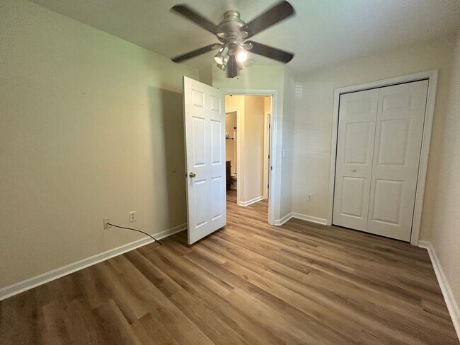Building Photo - 100 W Heron Ct