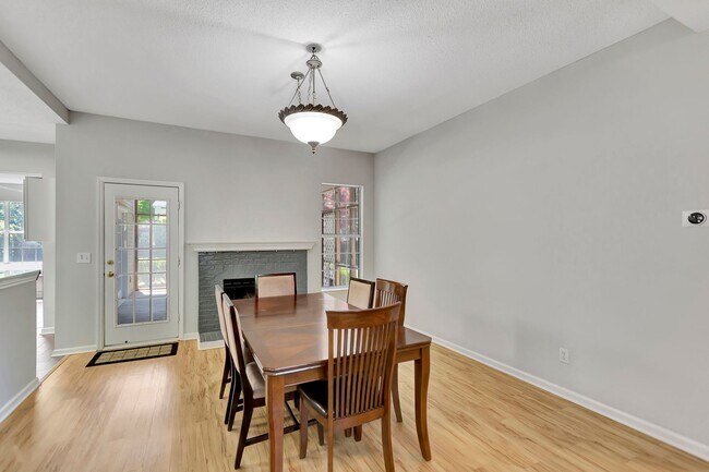 Building Photo - Charming Charleston National Home