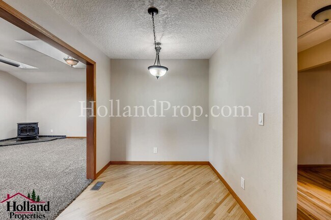 Building Photo - Espectacular Single Level 4 Bed Home in Hi...