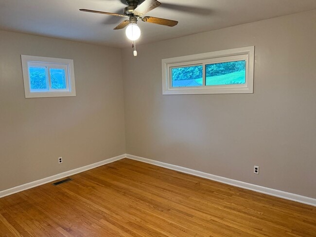 Building Photo - Spotless & Spacious! 3BR Home Near Volunte...