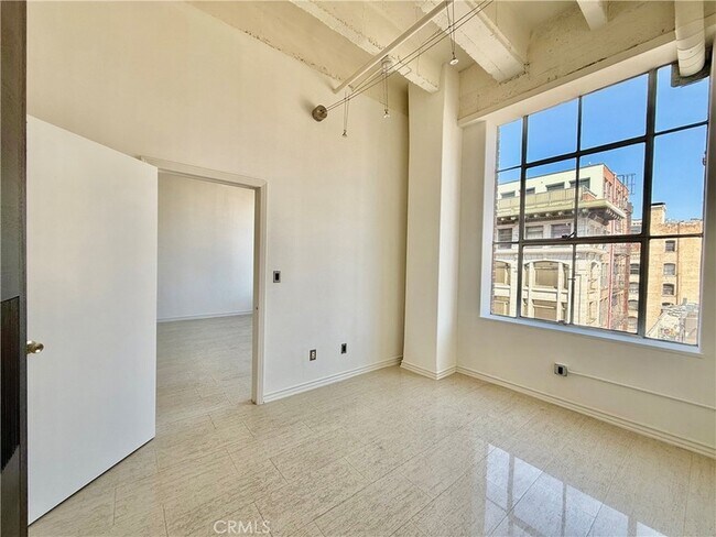 Building Photo - 312 W 5th St