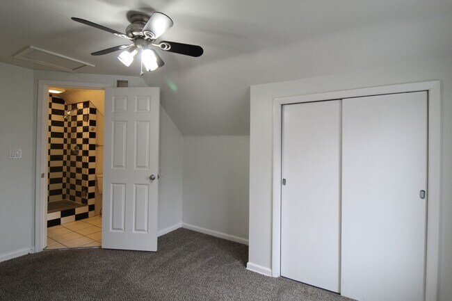 Building Photo - June FREE On This One Bedroom Apartment Near KU Med