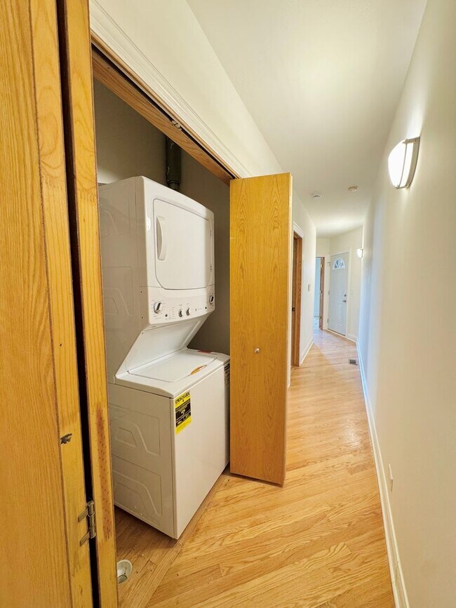 Building Photo - Fully Renovated 3-Bed/2-Bath in Lincoln Park, Parking Included!