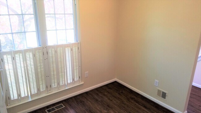 Building Photo - End Unit townhouse in established Frederick neighborhood ready for you!