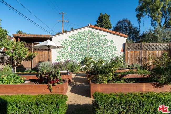 Building Photo - 149 N Van Ness Ave