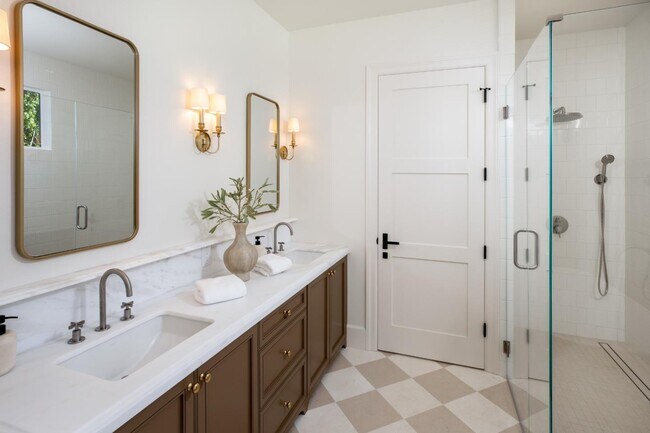 Building Photo - 164 Waverley St