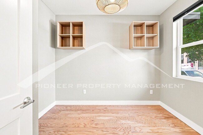 Building Photo - 940 Navajo St