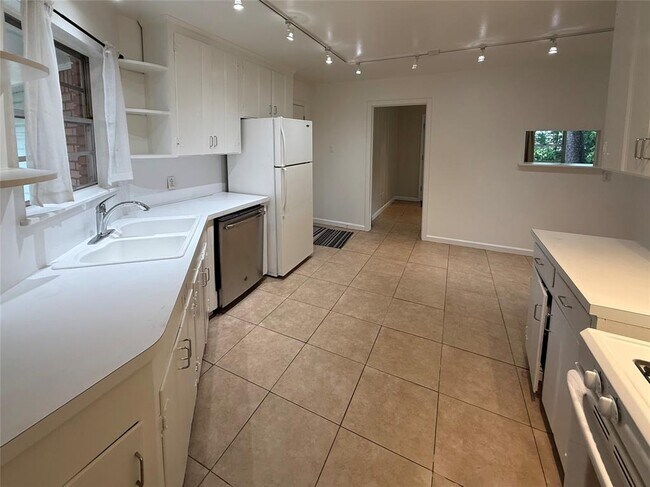 Building Photo - 4070 McDermed Dr