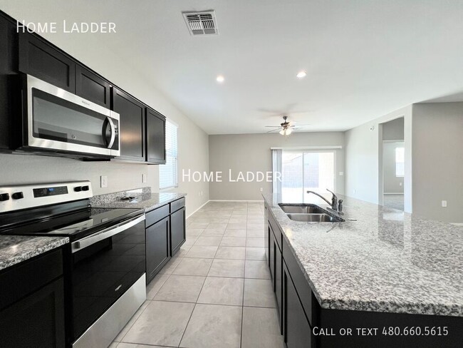 Building Photo - Modern 3-Bedroom, 2-Bath Home with Spaciou...