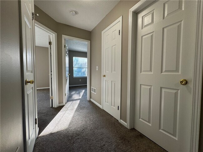 Building Photo - 749 Royal Sunset Dr