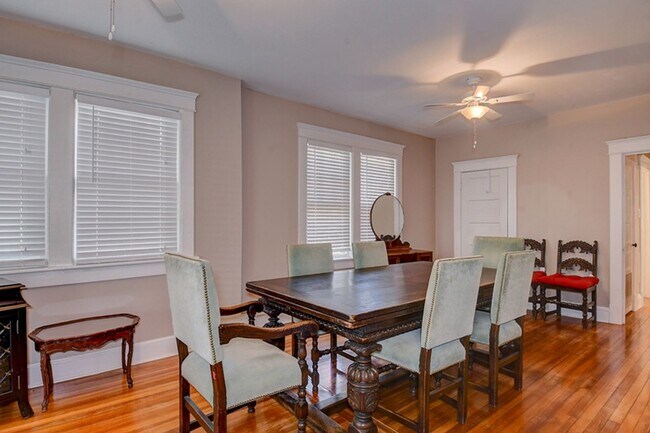 Building Photo - Beautiful Older home renovated for todays ...