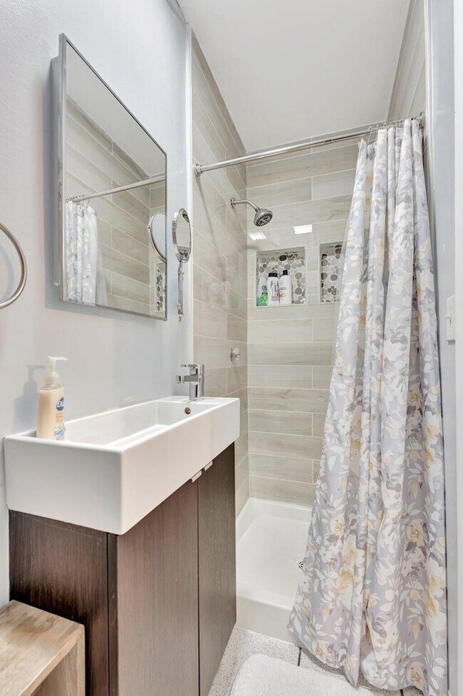 Building Photo - 1246 Johnson St