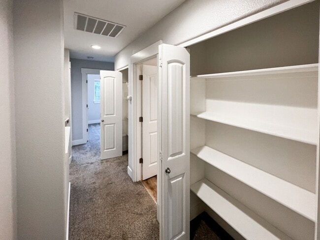 Building Photo - BIGFIR1069-1071