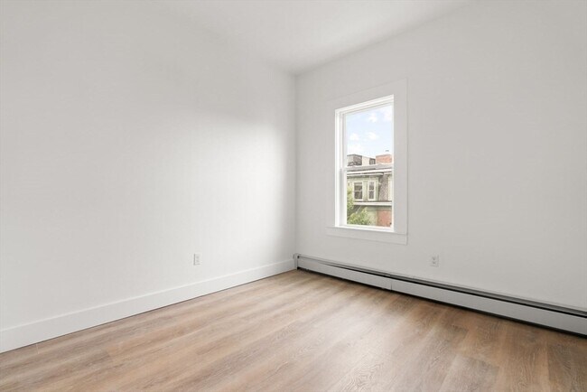 Building Photo - 467 E 3rd St