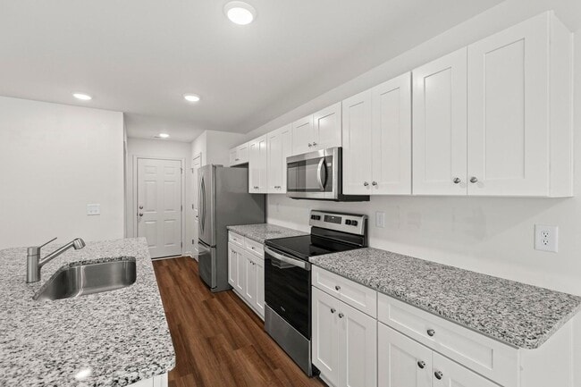 Building Photo - Welcome to your new home in the heart of L...