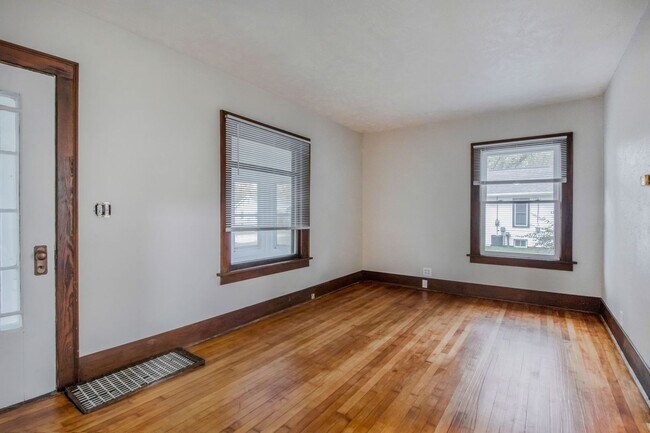 Building Photo - 548 Dayton Ave