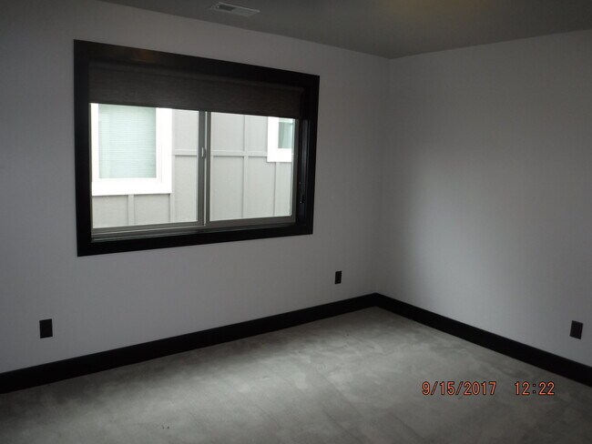Building Photo - Gorgeous modern 5 bedroom - Minutes from MSU!