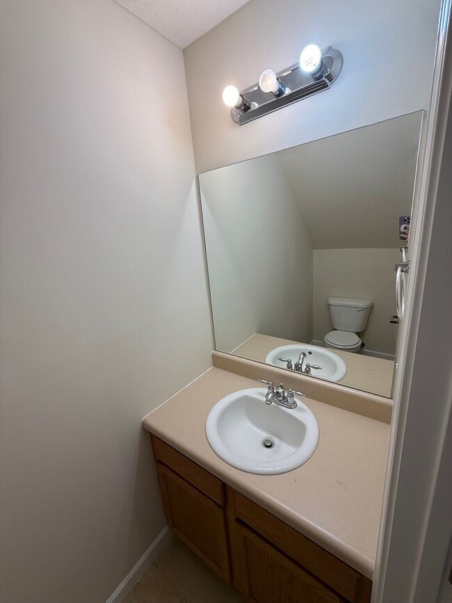 Building Photo - Spacious 4 bedroom 2.5 bath home in North Knoxville