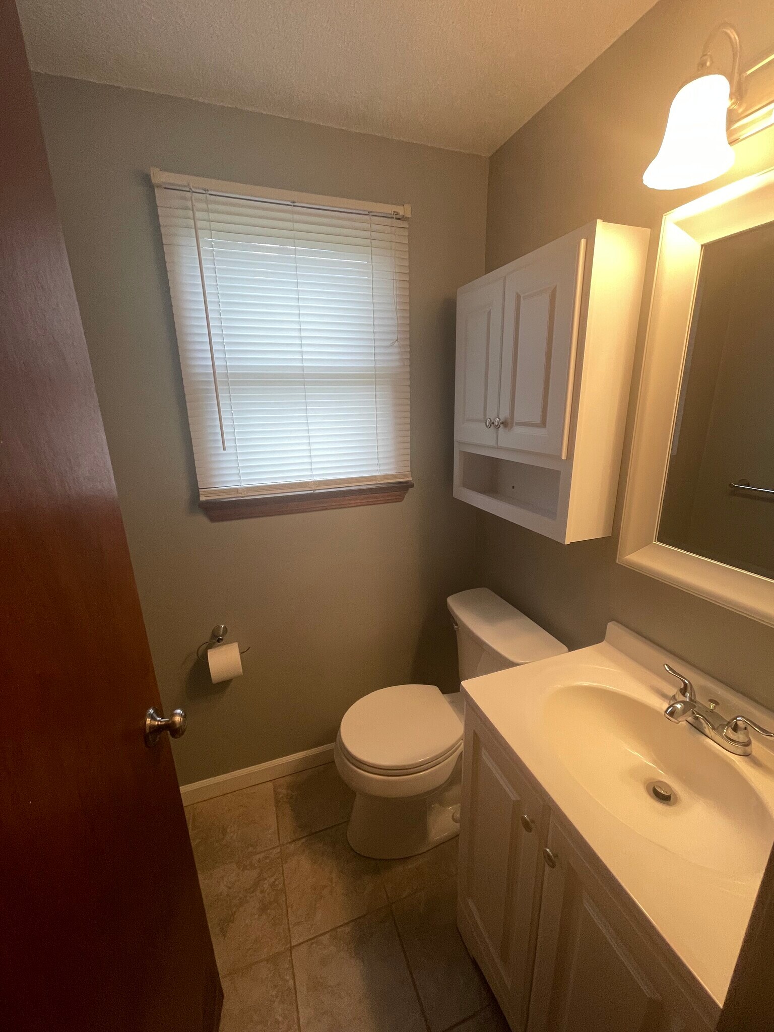 Half bath - 1289 East and West Rd