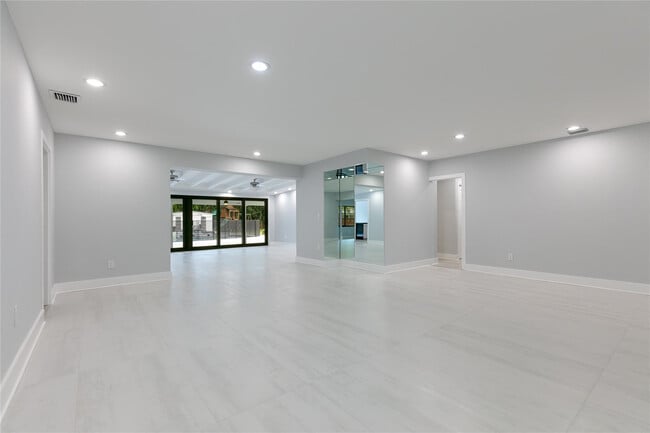 Building Photo - 13401 SW 83rd Ave