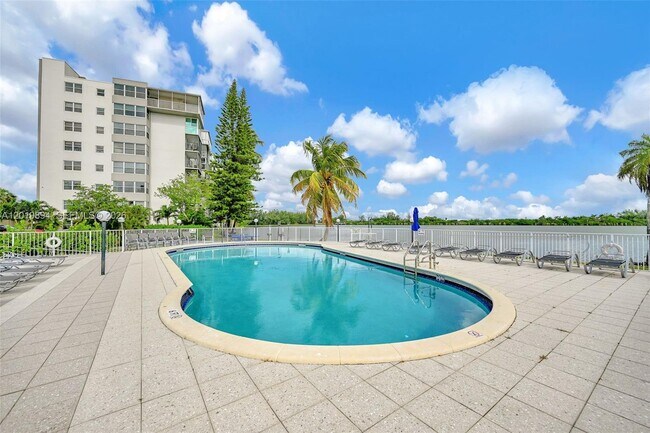 Building Photo - 1075 NE Miami Gardens Dr