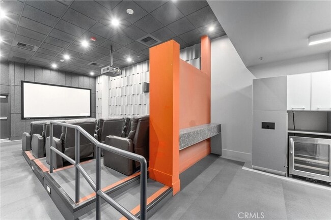 Building Photo - 645 W 9th St