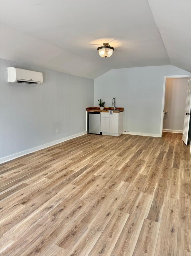 Building Photo - A must see country home 15 minutes to the ...
