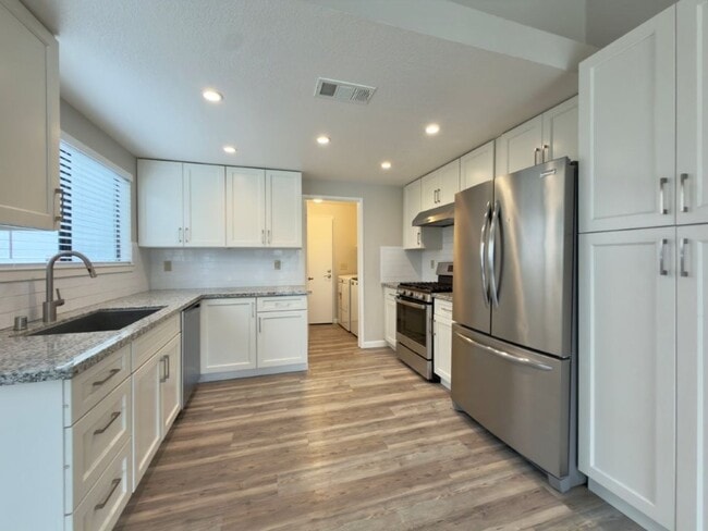 Building Photo - 204 Ashby Pl