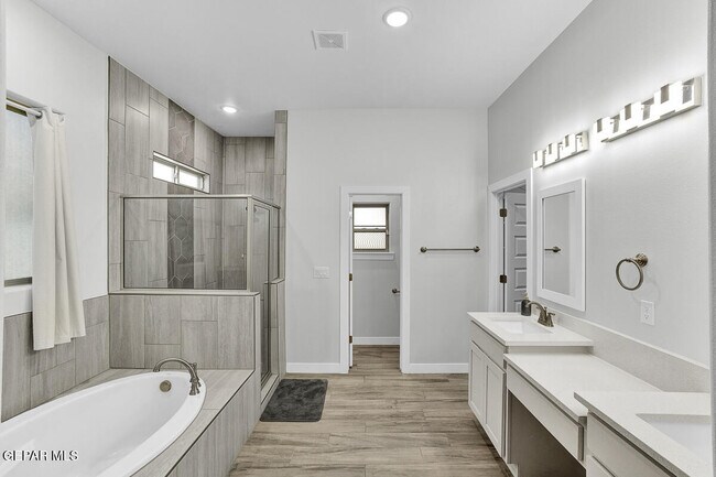 Building Photo - 13405 Emerald Glass Dr