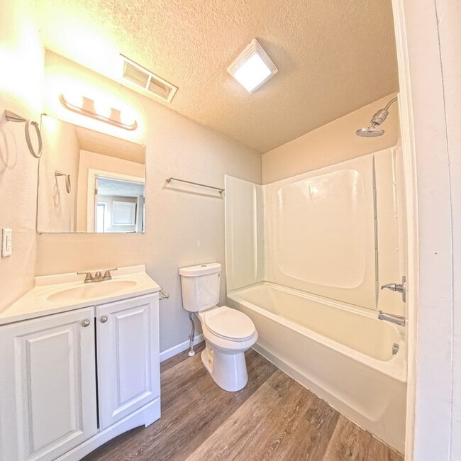 Building Photo - Updated 3 Bedroom 2 Bath Home-Located in Boone, IA