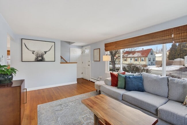 Building Photo - 3BR Cape Available 2/1