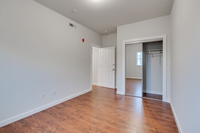 Building Photo - Newly Renovated Temple Apartments