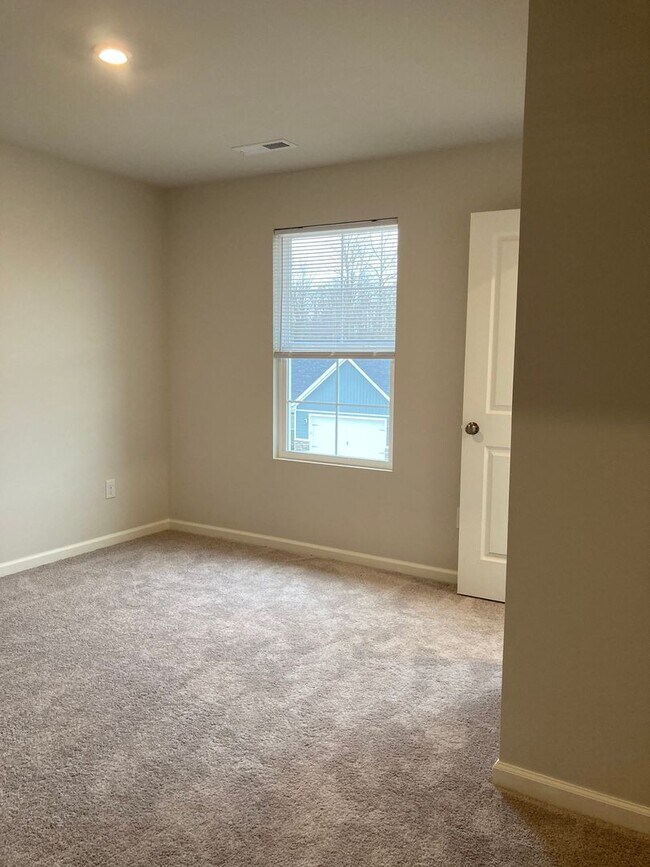 Building Photo - 117 Elegance Wy