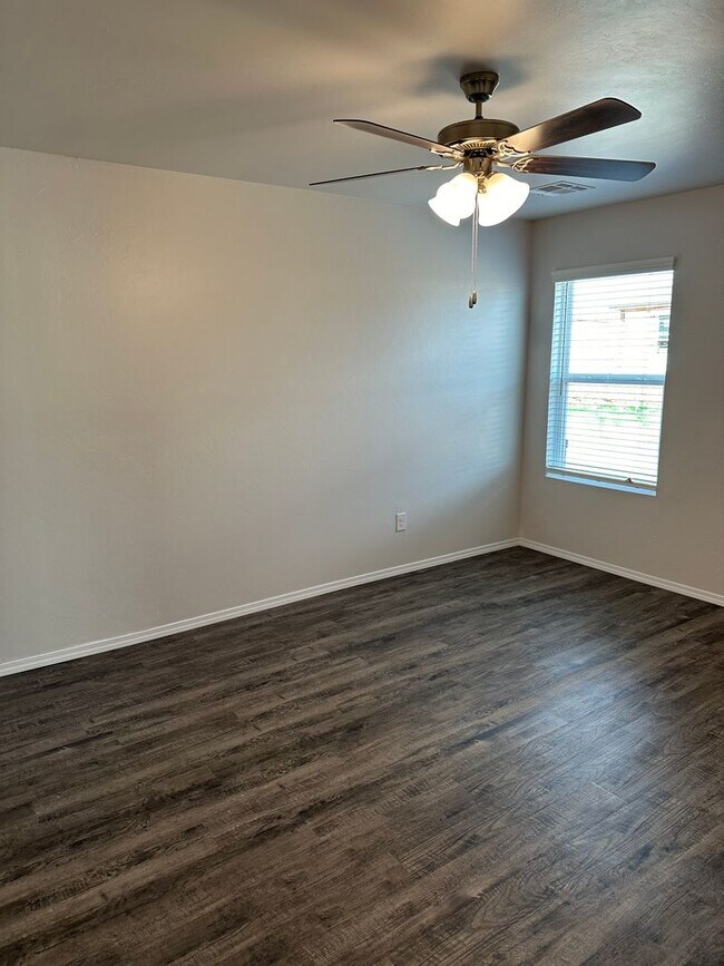 Building Photo - Preleasing Now! Spacious 3-Bed, 2-Bath Home in Yukon