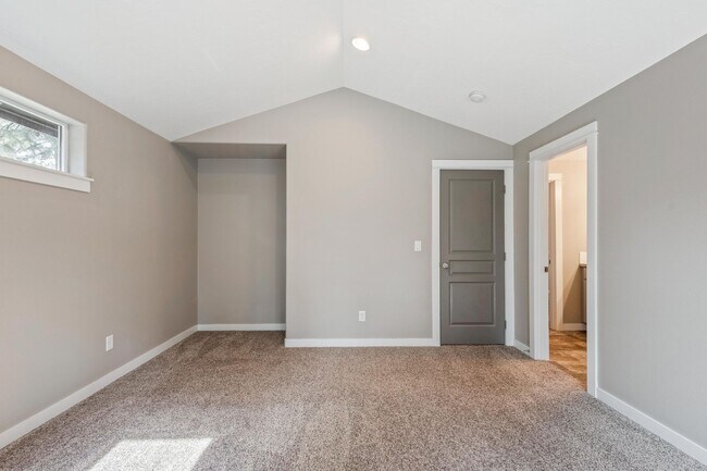 Building Photo - Modern 3 BR home on beautiful wooded lot in Sisters